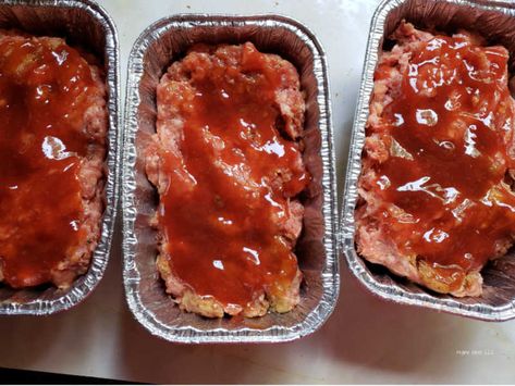 how to make homemade meatloaf - Eat Travel Life Mom's Meatloaf Recipe, Mini Meatloaf Recipes, Meatloaf Pan, How To Make Meatloaf, Meatloaf Sandwich, Homemade Meatloaf, Mini Meatloafs, Meal Planning Menus, Easy Meatloaf