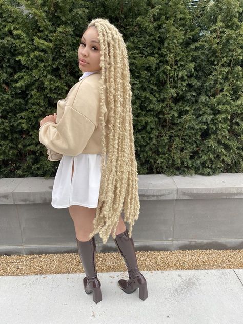 Blonde Distressed Locs, Blonde Faux Locs Black Women, Blonde Soft Locs, Butterfly Locs With Color, Locs With Color, Blonde Faux Locs, Braids Locs, Twisted Hair, Butterfly Locs