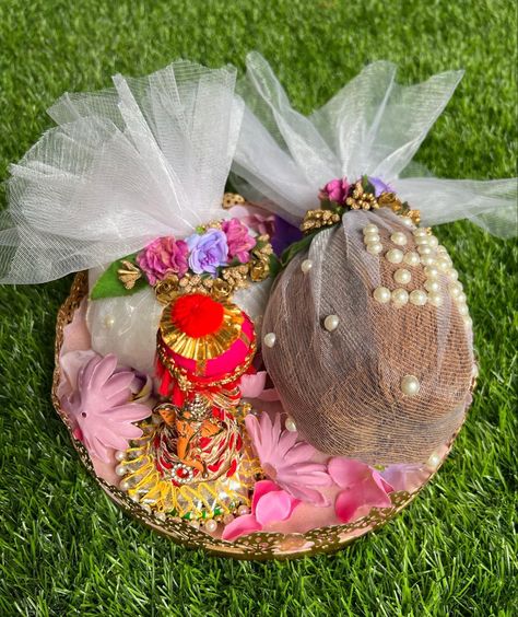 Trousseau decoration for indian wedding Whatsapp : 9819834090 Instagram : @radhearts.in Wedding Clothes Packing Ideas, Cloth Packing Ideas For Wedding, Decoration For Indian Wedding, Packing Ideas For Wedding, Nariyal Decoration, Marriage Pic, Wedding Hampers, Wooden Clothes Rack, Wedding Gift Pack