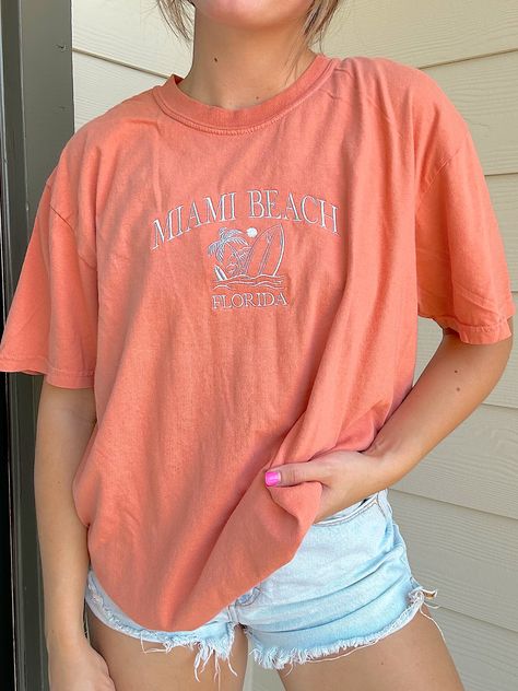 Cute Summer Fits, Summer Office Outfits, Beachy Outfits, Summer Office, Beach Tee, Outfit Inspo Summer, Casual Preppy Outfits, Trendy Outfits For Teens, Office Outfit