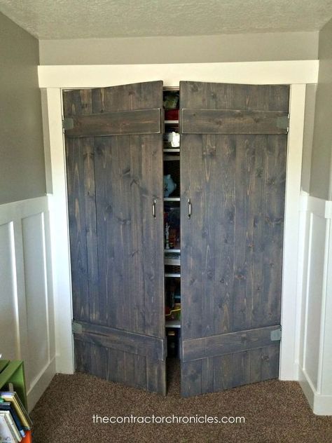 woorkworking barn wood closet doors rustic, bedroom ideas, closet, diy, rustic furniture, woodworking projects Wood Closet Doors, Wood Closet, Barn Door Closet, Barn Wood Projects, Small Woodworking Projects, Closet Door, Colonial Williamsburg, Bedroom Doors, House Projects