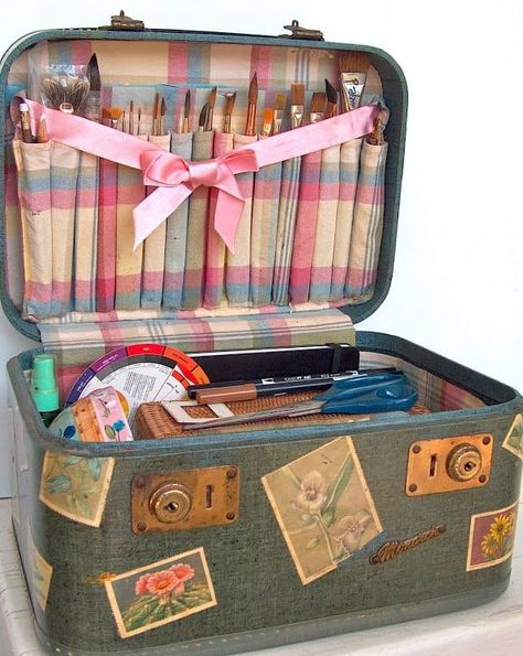 Vintage Train Case, Art Supplies Storage, Organize Craft Supplies, Old Suitcases, Vintage Suitcases, Thrift Store Crafts, Vintage Suitcase, Vintage Luggage, Art Storage