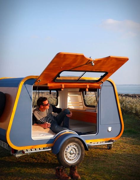 Teardrop Camper Plans, Mini Caravan, Diy Camper Trailer, Indoor Outdoor Kitchen, Tiny Camper, Small Trailer, Mini Camper, Vintage Campers, Teardrop Camper