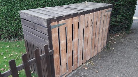 Here in Canterbury we have three wheelie bins. One for refuse, one for recycling, and one for green garden waste, which is all very... Bin Shelter, Bin Store Garden, Garbage Can Shed, Pallet Gardens, Diy Garden Decor Projects, Wood Bin, Bin Shed, Small Courtyard, Pallet Shed