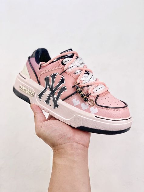 Brand Sneakers, Casual Sport, Casual Sport Shoes, Sneaker Brands, New York Yankees, Women Brands, Sneakers Fashion, Fashion Casual, Mlb