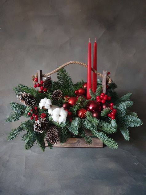 Christmas Centerpieces Cheap, Christmas Decorations Centerpiece, Candle Arrangements, Christmas Bouquet, Christmas Flower Arrangements, Christmas Floral Arrangements, Christmas Centerpieces Diy, Christmas Themes Decorations, Christmas Baskets