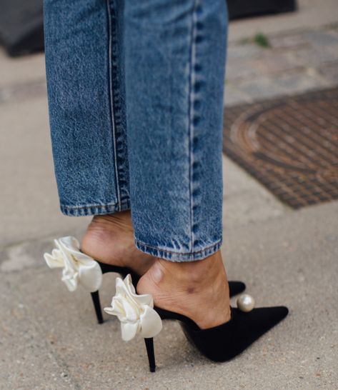 Shoes Game, Dr Shoes, Shoes Heels Classy, Denim On Denim, Heels Classy, Girly Shoes, Shoe Inspo, Looks Street Style, Aesthetic Shoes