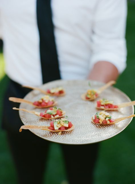 Wonton Spoons Mini Appetizers On A Spoon, Appetizers Served On Spoons, Italian Passed Appetizers, Italian Cocktail Hour Food, Gala Food Ideas, Ahi Tuna Bites, Spoon Appetizers, Gourmet Wedding Food, Tuna Bites