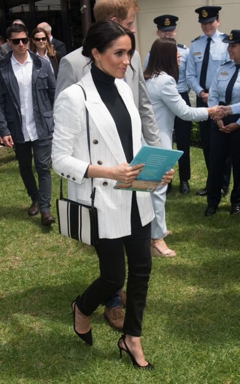 We are now six days and 11 outfits into the Duke and Duchess of Sussex’s tour to Australia. Semi Formal Mujer, White Blazer Outfits, Ripped Jeggings, Look Office, Jean Jacket Outfits, Chic Shirts, Blazer Outfit, Trendy Swimwear, Looks Chic