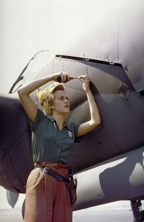 52  Powerful Photos Of Women Who Changed History Forever Dust Bowl, Grace Elizabeth, Rosie The Riveter, Maria Sharapova, Pearl Harbor, Badass Women, University Of Michigan, Photos Of Women, Dieselpunk