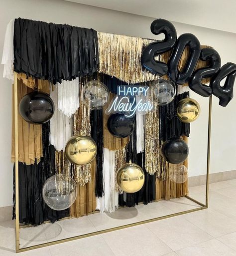 New Year’s Eve Balloon Decor, Office New Year Decoration, Nye Backdrop Diy, New Year’s Eve Backdrop, New Years Backdrop Ideas, New Years Balloon Garland, New Years Decoration Ideas, Nye Photo Backdrop, New Years Photo Backdrop