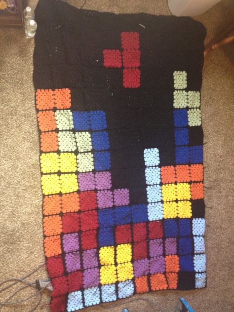 Tetris granny square pixel crochet blanket by crochetsisters (147 squares) 8 Bit Crochet, Pixel Crochet Blanket, Crochet Geek, Crochet Granny Square Blanket, Pixel Crochet, Crochet Fall, Blanket Knitting Patterns, Yarn Projects, Diy Crochet Projects