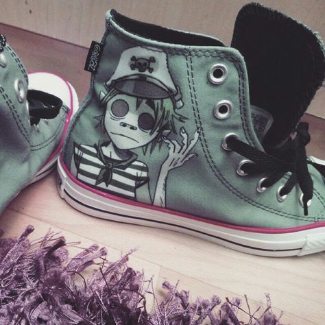 Cool Converse, Punk Fashion Diy, Dr Shoes, Estilo Punk, Aesthetic Shoes, Swag Shoes, Shoe Art, Gorillaz, Alternative Outfits