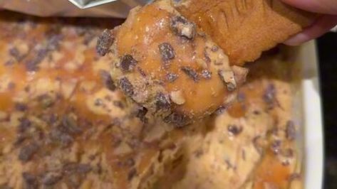 Biscoff Cookie Dip: A Delicious Sweet Treat Biscoff Dip Recipes, Biscoff Dip, Toffee Dip, Party Appetizer Dips, Cookie Dip, Salty Desserts, Brown Butter Cookies, Biscoff Cookie Butter, Biscoff Cookies