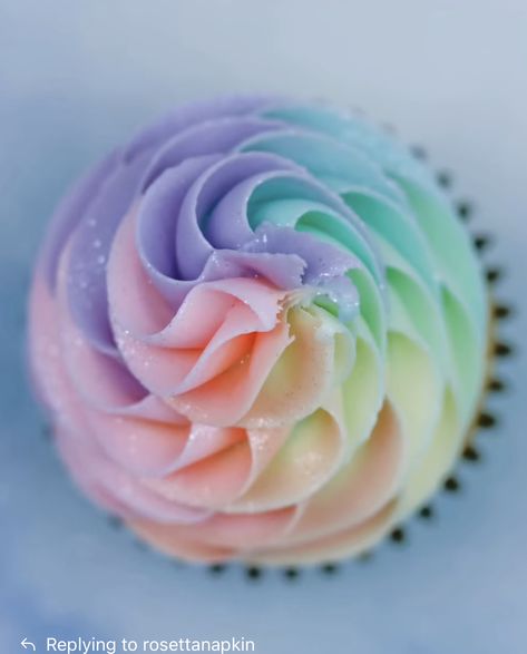 Pastel Swirl Cupcakes, Pastel Rainbow Cupcakes Ideas, Iridescent Cupcakes, Pastel Rainbow Smash Cake, Pastel Cupcakes Birthday, Pastel Rainbow Frosting, Pastel Rainbow Cupcakes, Easy Cupcakes Decoration, Pastel Rainbow Cake