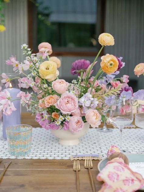 Pastel Wedding Flowers Centerpieces, Pastel Wedding Centerpieces, Pastel Wedding Theme, Round Wedding Tables, Summer Wedding Reception, Purple Bouquets, Purple Wildflowers, Pastel Wedding Flowers, Wedding Stage Design