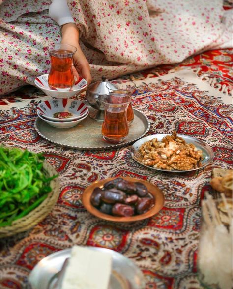 Afghan Tea, Lebanese Breakfast, Persian Tea, Iranian Cuisine, Arabic Coffee, Ramadan Crafts, Tea Culture, Lebanese Recipes, Persian Food