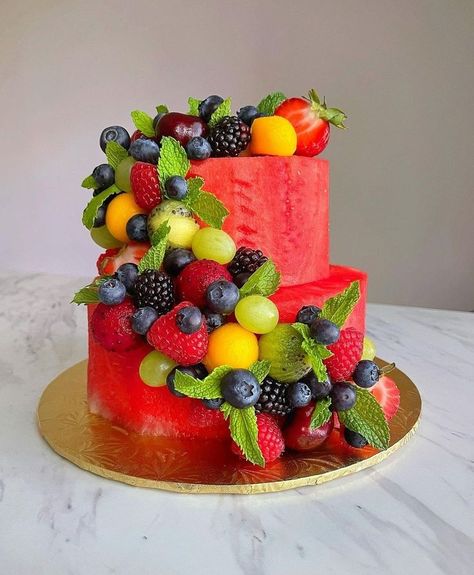 Birthday Cake Fruit, Perfect Birthday Cake, Fruit Presentation, Winter Torte, Fruit Birthday Cake, Fruit Cake Design, Fresh Fruit Cake, Fruit Platter Designs, Cake Fruit