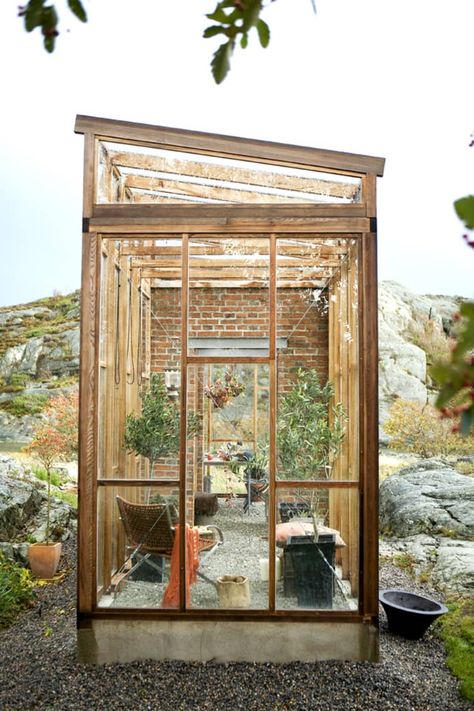 Greenhouse Backyard, Shed Inspiration, Diy Greenhouse Plans, Backyard Greenhouse, Small Greenhouse, Landscaping Garden, Greenhouse Plans, Diy Greenhouse, Garden Greenhouse