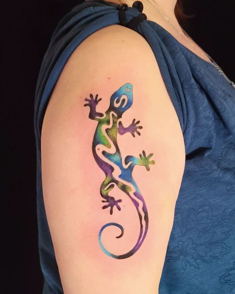 A gecko tattoo done in a marble-like style by @kristylynneart with a unique selection of colours; some vibrant, others more natural. Anole Lizard Tattoo, Iguana Tattoo, Gecko Tattoo, Terrier Tattoo, Chameleon Tattoo, Dogs Tattoo, Colorful Lizards, Lizard Tattoo, Pineapple Tattoo