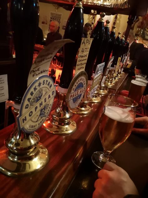 Beer Aesthetics, Pub Party, Pub With Friends, English Pub, English Pub Aesthetic, Pub Culture, Beer Aesthetic, Pub Aesthetic, London Bar Aesthetic