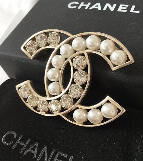 CHANEL+CLASSIC+Pearl+Crystal+Fashion+Brooch+Pin+GOLD+Hollow+CC+Authentic+NIB Chanel Pins, Classic Style Fashion, Chanel Aesthetic, Chanel Brooch, Chanel Designer, Chanel Chanel, Crystal Fashion, Chanel Earrings, Style Inspiration Winter