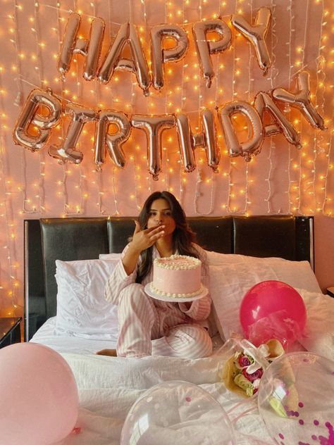 Bed Bday Photoshoot, 23rd Birthday Picture Ideas, Birthday Cake In Bed Photoshoot, Birthday Pics On Bed, Birthday Pajama Photoshoot, Pj Birthday Photoshoot, Pajama Birthday Photoshoot, Hotel Birthday Pictures, Birthday Morning Aesthetic