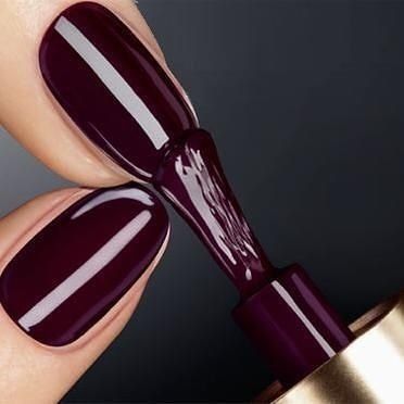 Ongles Beiges, Fall Beauty Trends, Plum Nails, Nails Dark, Glitter French Manicure, Manicure Colors, Diy Perfume, Burgundy Nails, Image Description