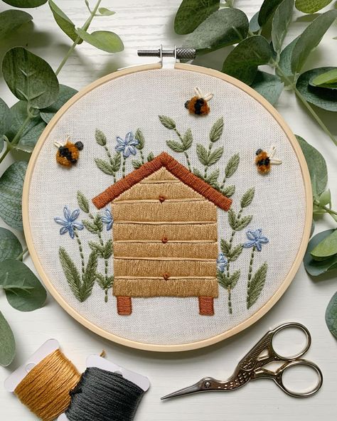 Fluffy bees buzzing around their bee house. 🐝 Pattern is available in my Etsy shop. 🥰 Beehive Embroidery, Bees Design, Embroidery Guide, Embroidery Spring, Cute Bees, Garden Embroidery, Bee House, Spring Pattern, Bee Embroidery