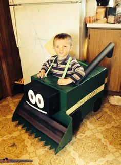 Barbara: My son is wearing his combine costume. He wanted to be it for Halloween. So I took his toys and treys to copy it using cardboard boxes. Tractor Costume, Farmer Halloween Costume, Stroller Halloween Costumes, Stroller Costume, Costume Toddler, Pumpkin Halloween Costume, Jessie Toy Story, Homemade Halloween Costumes, Homemade Costumes