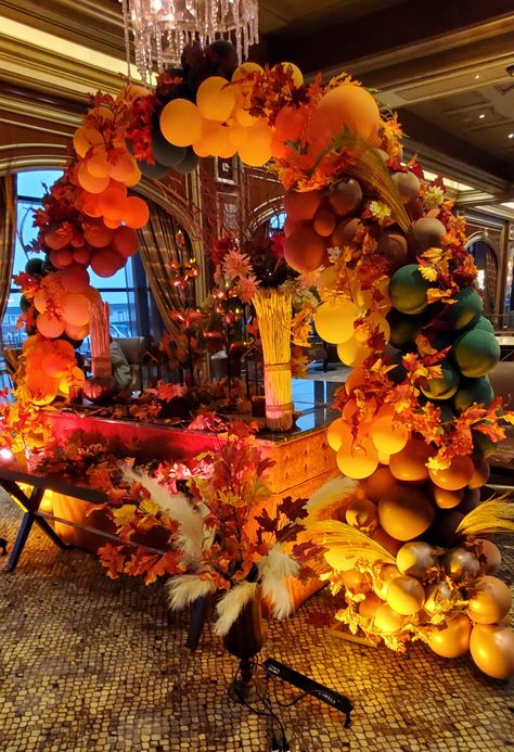 Balloon Arch With Leaves, Thanksgiving Balloon Decorations, Balloon Arch For Wedding, Fall Balloon Arch, Thanksgiving Balloons, Wonderland Wedding Decorations, Arch For Wedding, Scarecrow Festival, Homecoming Themes