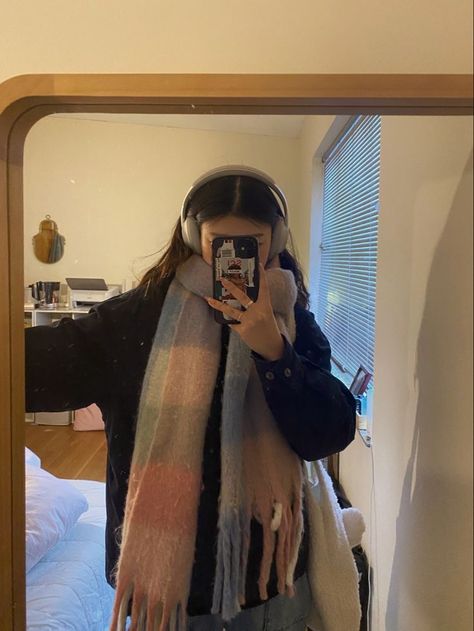 Scarf Fit Aesthetic, Scarves Aesthetic Winter, Cute Scarfs Aesthetic, Acne Studios Scarf Aesthetic, Outfits With Scarves Aesthetic, Cute Scarfs Winter, Cute Muffler, Scarf Outfit Winter Aesthetic, Scarf Outfits Aesthetic