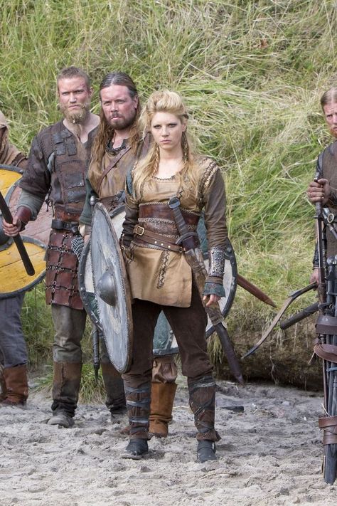 Female Viking Costume, Lagertha Costume, Katheryn Winnick Vikings, Vikings Halloween, Barbarian Woman, Vikings Lagertha, Costume Viking, Funny Airport Signs, Viking Cosplay