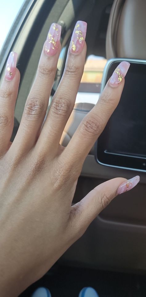 #pinknails #acrylics #cutenailideas Light Pink And Gold Acrylic Nails, Sweet 16 Nails Pink And Gold, Cute Pink And Gold Nails, Pink Nails With Gold Accent, 16th Birthday Nails Sweet 16, Light Pink And Gold Nails, Acrylic Nails With Gold, Pink Nails With Gold, Nails With Gold Accents