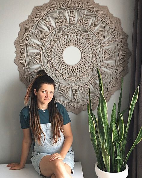 Macrame Mirrors, Centro Yoga, Macrame Furniture, Macrame Wall Hanging Ideas, Macrame Wood, Macrame Hoop, Macrame Runner, Basket Weaving Patterns, Macrame Mandala