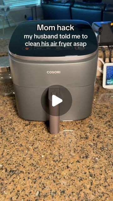 Random Tips Lifehacks, Air Fryer Tips And Tricks, Clean Air Fryer Hack, Cleaning Air Fryer Hack, How To Clean Air Fryer, Cleaning Videos Satisfying, Air Fryer Cleaning Hacks, Household Must Haves, Cleaning Kitchen Cabinets