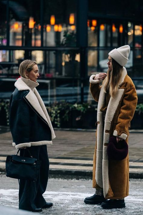 The best street style from Stockholm Fashion Week fall 2022 - Vogue Australia Scandi Street Style, Winter Outfits Street Style, Scandi Fashion, Stockholm Fashion Week, Copenhagen Street Style, Coat Street Style, Swedish Fashion, Stockholm Street Style, Mode Boho