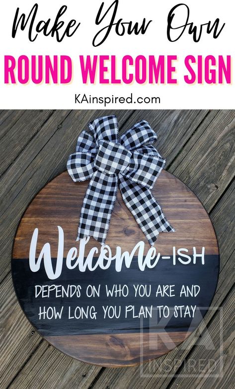 MAKE YOUR OWN ROUND WELCOME SIGN Welcome Sayings, Front Door Round, Diy Front Door, Funny Welcome Signs, Round Welcome Sign, Cricut Signs, Paint Vinyl, Welcome Wood Sign, Diy Baskets