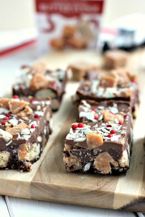 Festive Chocolate Fudge Tiffin Chocolate Tiffin Recipe, Stollen Recipe, Homemade Fudge Recipes, Tiffin Recipe, Christmas Fudge, Shortbread Biscuits, Tray Bake Recipes, Christmas Baking Recipes, Chocolate Festival