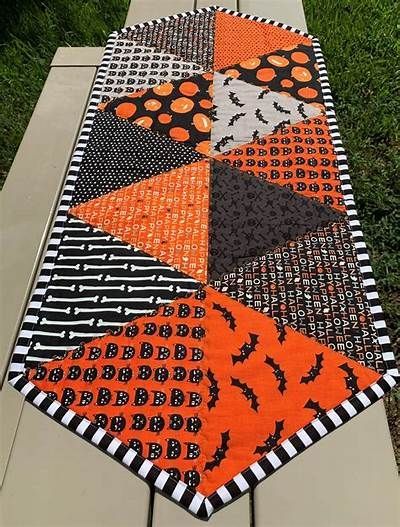 Halloween Sewing Projects, Halloween Quilt Patterns, Halloween Table Runner, Quilted Table Runners Christmas, Table Halloween, Patchwork Table Runner, Halloween Sewing, Halloween Table Runners, Fall Sewing