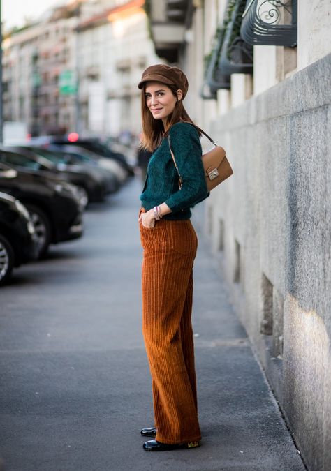 Red Velvet Pants, Cochella Outfits, Corduroy Pants Outfit, Winter Pants Outfit, Milano Fashion Week, Velvet Pants, Warm Autumn, Fashion Week Street Style, Fall Winter Outfits