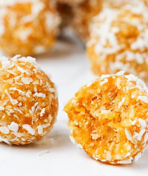 5 Ingredients and 15 minutes is all you need to make these delicious energy balls! Healthy Truffles, Apricot Balls, Gym Snacks, Fingerfood Baby, Apricot Recipes, Bite Size Snacks, Coconut Balls, Baby Finger Foods, Bliss Balls