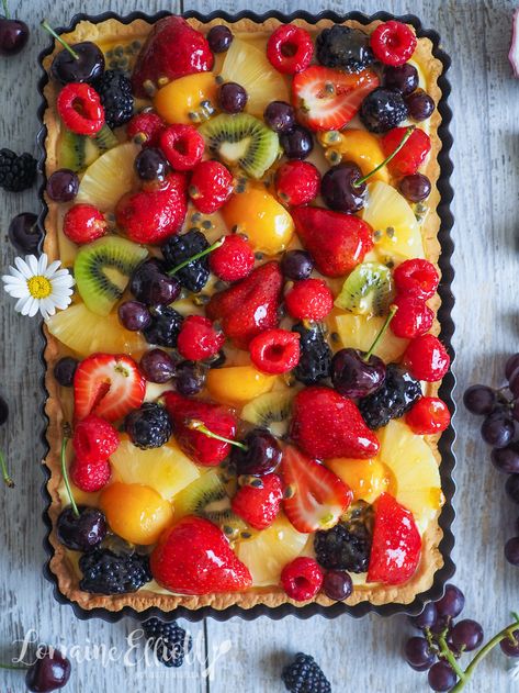 Classic Fruit Tart, Fruit Tart Pie, Fruit Tart Decoration Ideas, Winter Fruit Tart, Fruit Tart Decoration, French Fruit Tart Recipe, Fruit Tart Glaze, French Fruit Tart, Tart Glaze