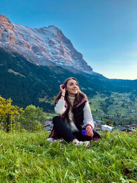 this photo was taken on one of Grindelwald's beautiful pastures❤️ Switzerland Poses Photo Ideas, Photoshoot In Switzerland, Switzerland Photoshoot, Switzerland Photo Ideas, Europe Photoshoot, Switzerland Portrait, Couple Poses In Switzerland, Switzerland Honeymoon, Spring Hiking Outfits