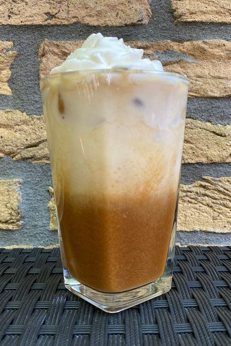 Do you love a sweet latte? Then you should try this iced Biscoff latte. It used Biscoff cookie butter for an amazing basis to a sweet latte. Try it today! Biscoff Latte, Starbucks Cookies, Coffee House Cafe, Nespresso Recipes, Frappe Recipe, Coffee Ice Cubes, Biscoff Cookie Butter, Butter Coffee, Biscoff Cookies