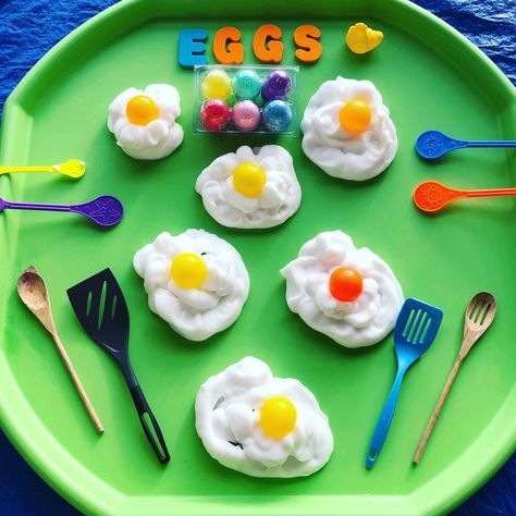 Egg Sensory Play, Eyfs Easter Tuff Tray Ideas, Cooking Tuff Tray Ideas, Turf Tray Ideas Easter, Food Messy Play, Easter Tuff Tray Eyfs, Food Eyfs Activities, Nursery Messy Play Ideas, Easter Tuff Tray Ideas For Babies