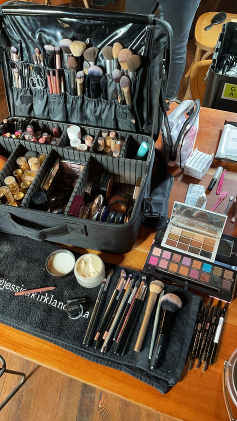 Makeup Artist Career, Makeup Artist Kit Essentials, Beauty School Cosmetology, Rangement Makeup, Makeup Collection Goals, Beauty Room Vanity, College Beauty, Makeup Artist Kit, Studio Makeup