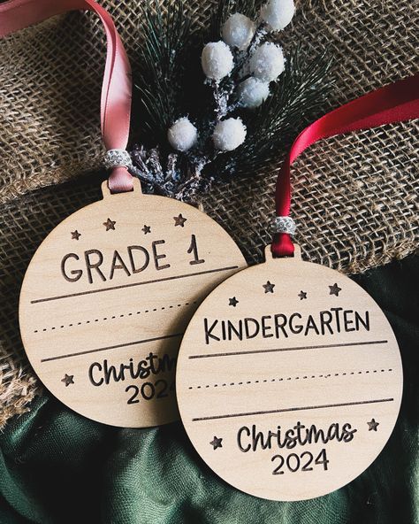 SNEAK PEEK 2! This keepsake ornament makes a wonderful gift for that special little someone in your life. Using a permanent marker like a sharpie, have them write their name on the ornament to preserve this Christmas for a lifetime. #engravedornament #personalizedornaments #kidsornaments Kids Handwriting, Kid Friendly Crafts, Ply Wood, Christmas Gifts For Parents, Christmas Kindergarten, Laser Engraved Ideas, Family Ornaments, Craft Activity, Preschool Christmas