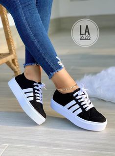 Sandals and Shoes Designer Sneakers Women, Casual Shoes Women Sneakers, Nike Shoes Women Fashion, Ladies Sneakers, Pretty Sneakers, Futuristic Shoes, Womens Casual Boots, Pretty Sandals, White Nike Shoes