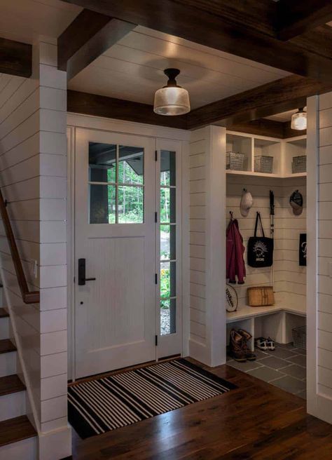 Beautiful New England cabin designed for relaxing lakeside getaways Vstupná Hala, Mudroom Entryway, Mudroom Design, Foyer Design, Cabin Design, Entry Way, Home Fashion, Barn House, My Dream Home